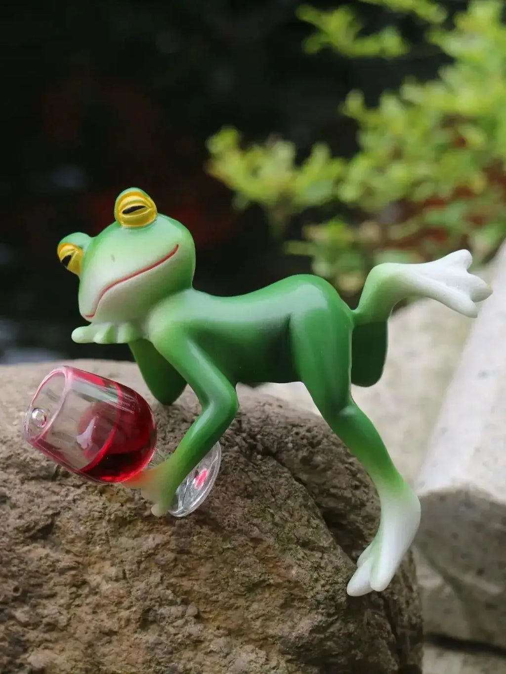 1 Piece of Interesting Green Frog and Wine Glass Hangings Full - Indoor and Outdoor Decoration Suitable for Garden, Aquarium, Garden Ponds, Flower Pots and Frog Themed Garden.